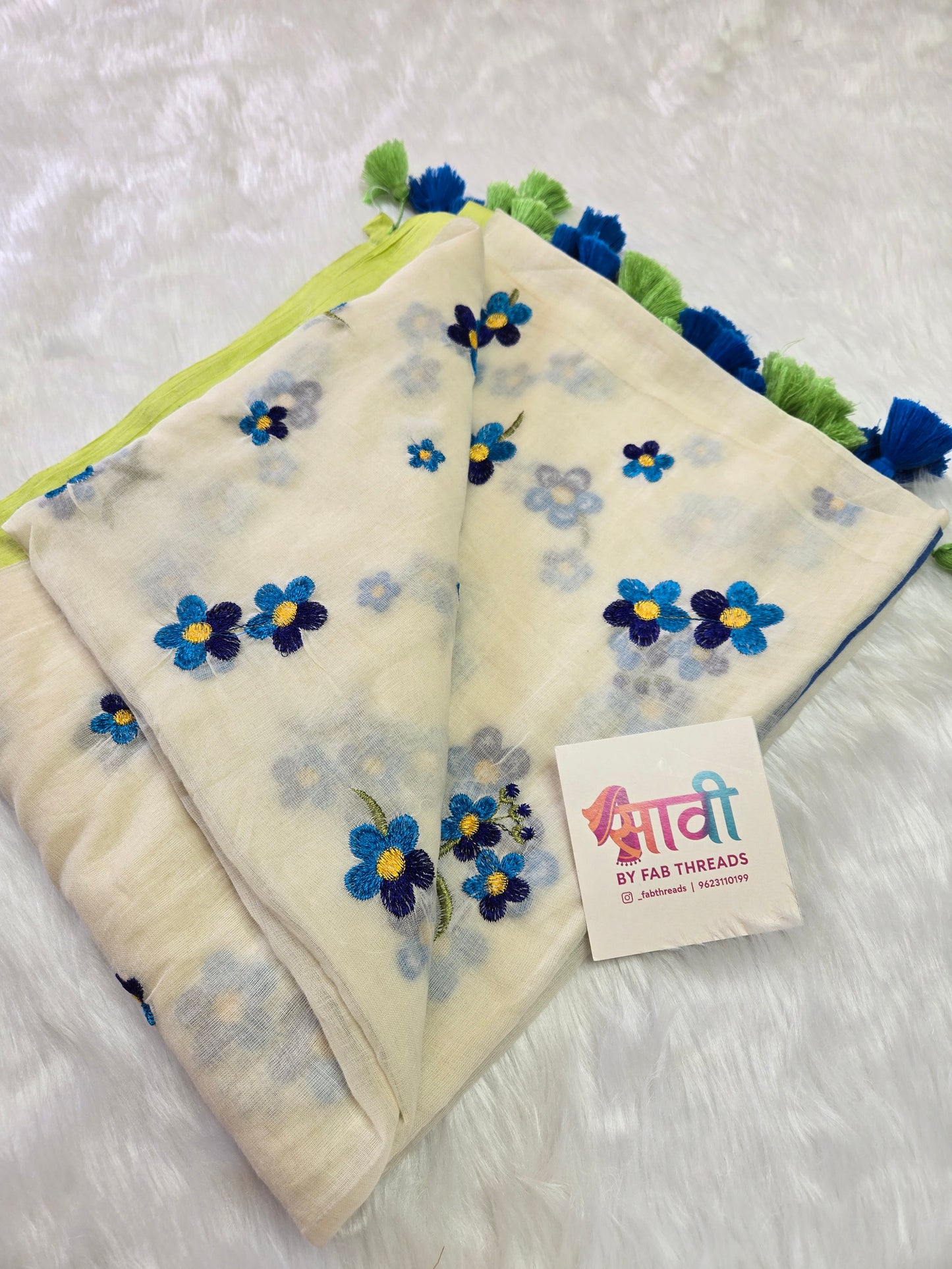 Saavi Floral Mul Cotton Saree (Off-white)