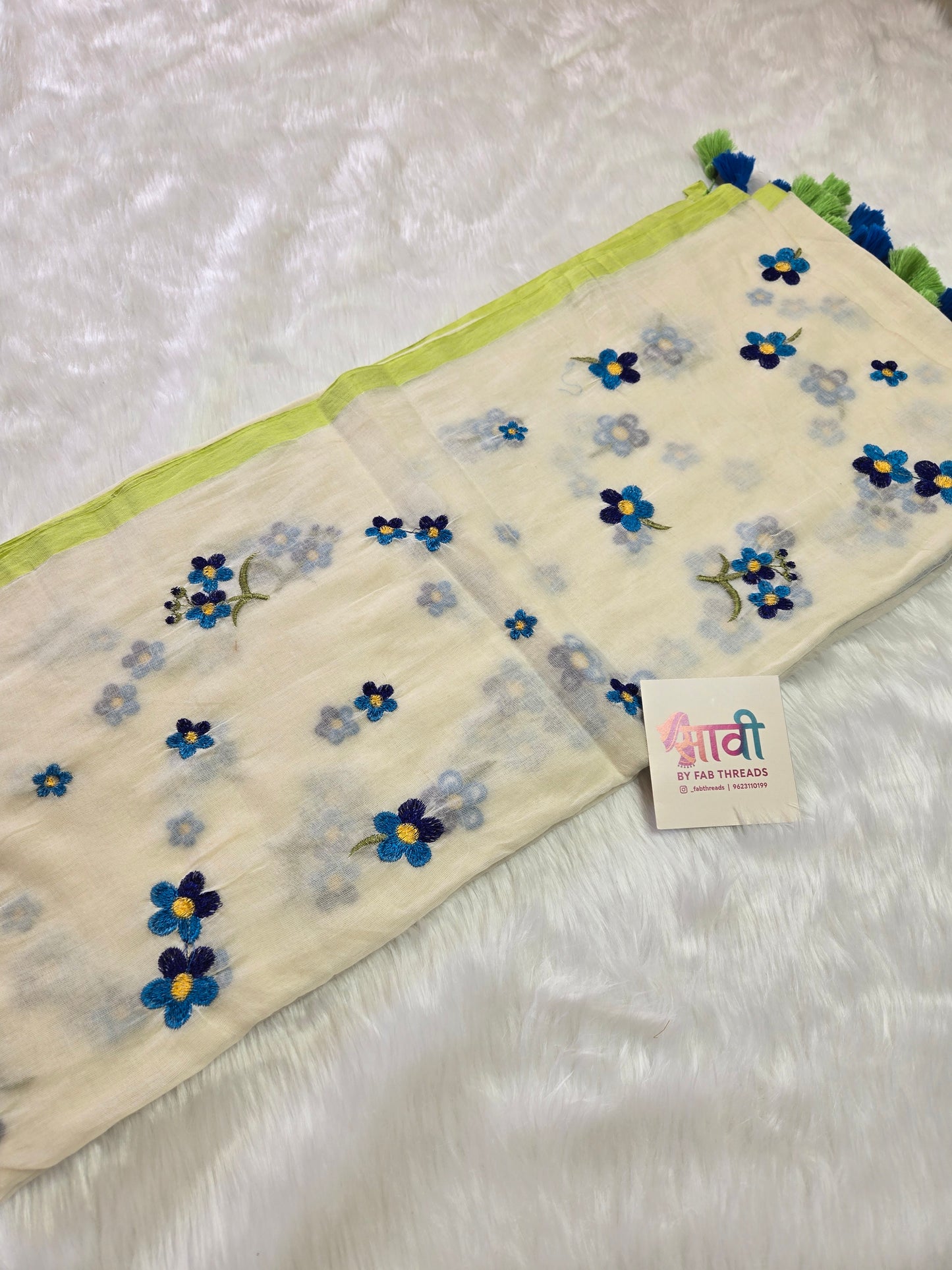 Saavi Floral Mul Cotton Saree (Off-white)