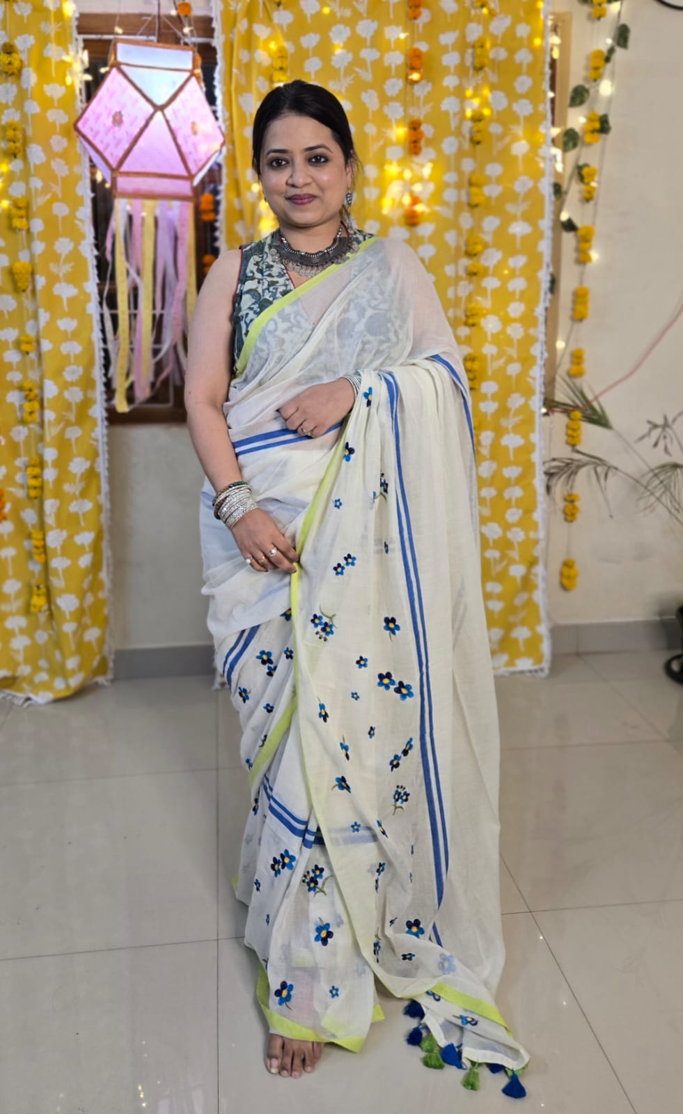 Saavi Floral Mul Cotton Saree (Off-white)